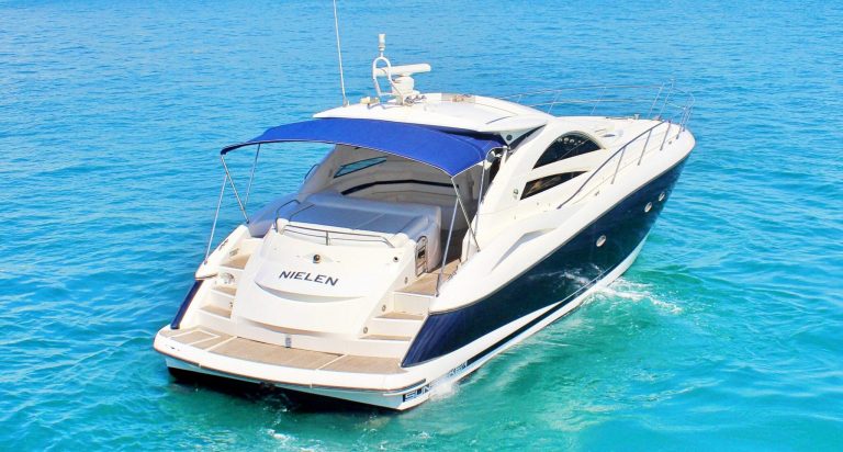 Stern of Sunseeker Portofino 53 Nielen - Yacht in Ibiza