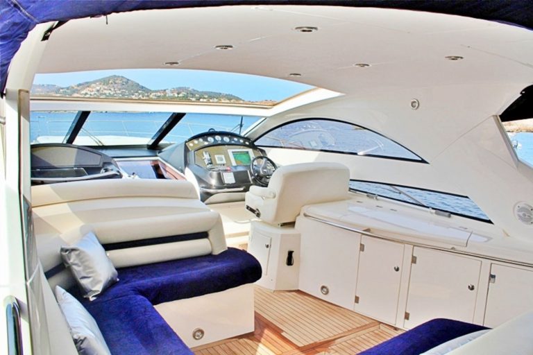 Cockpit of Sunseeker Portofino 53 Nielen - Yacht in Ibiza
