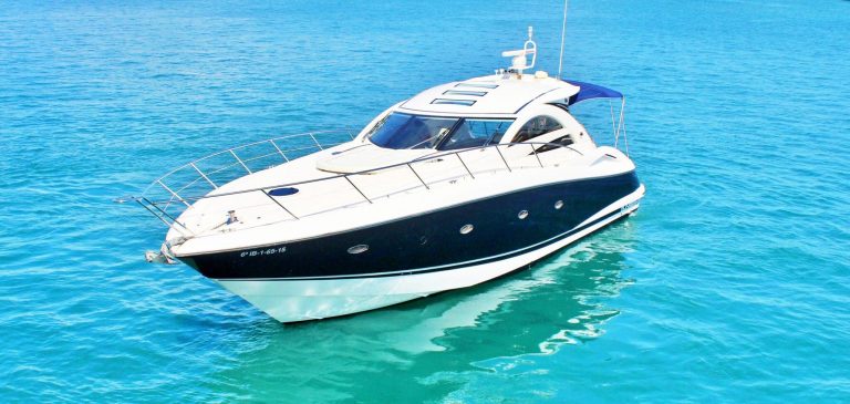 Bow sundeck of Sunseeker Portofino 53 Nielen - Yacht in Ibiza