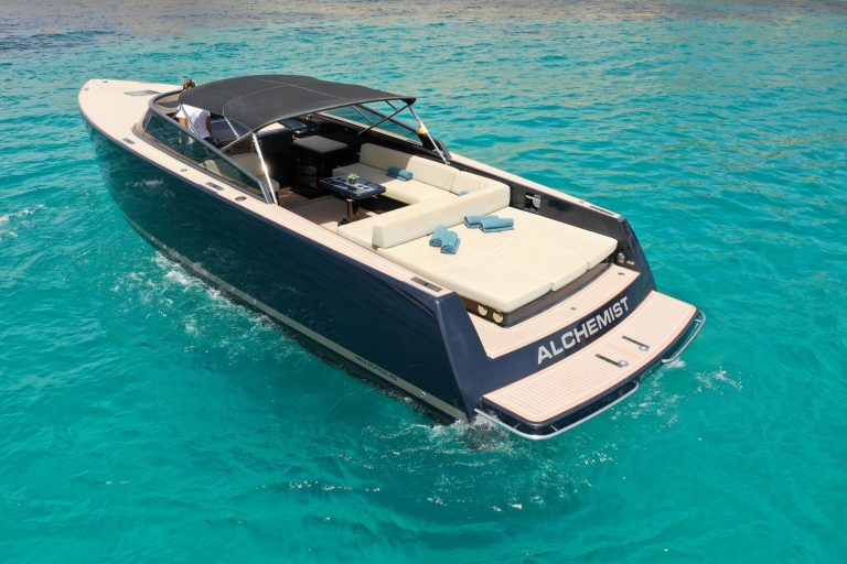 Stern of Van Dutch 40 Alchemist - Yacht in Ibiza