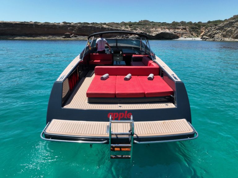 Stern of Van Dutch 40 Apple - Yacht in Ibiza