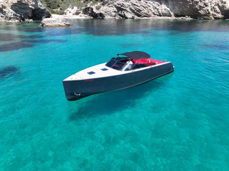 Bow of Van Dutch 40 Apple - Yacht in Ibiza