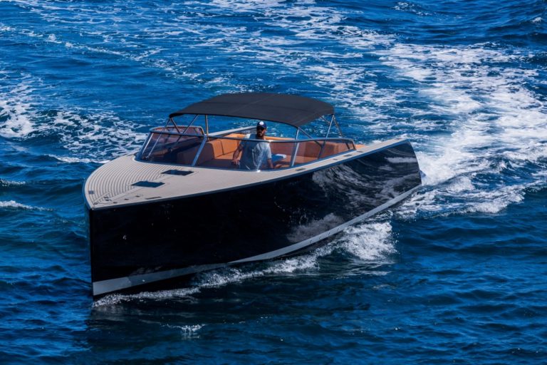 Bow of Van Dutch 40 Perla - Yacht in Ibiza