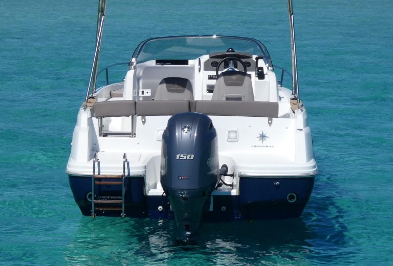 Stern of Jeanneau Cap Camarat 6,5 In love - Motorboat in Ibiza