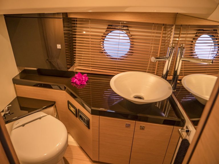 Bathroom of Sessa Marine Key Largo 36 Lío - Motorboat in Ibiza