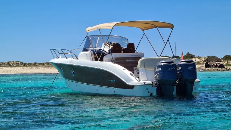 Stern of Sessa Marine Key Largo 30 Mahi Mahi - Motorboat in Ibiza