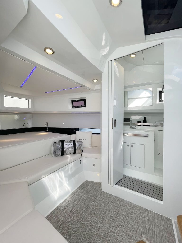 Bathroom of De Antonio D36 Havana - Yacht in Ibiza