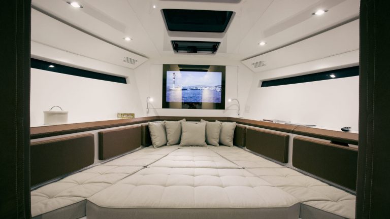 Cabin of Evo R4 Neve - Yacht in Ibiza