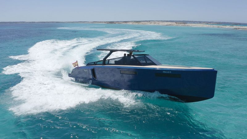 Starboard view of Evo R4 Neve - Yacht in Ibiza