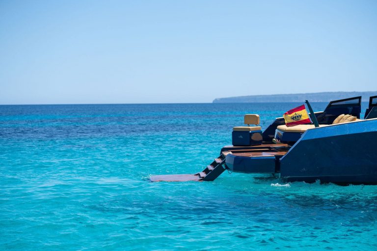 Stern 2 of Evo R4 Neve - Yacht in Ibiza