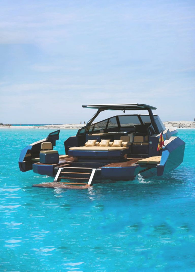 Stern of Evo R4 Neve - Yacht in Ibiza