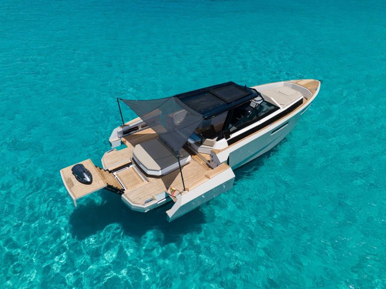 Shade of Evo R4 Aurora - Yacht in Ibiza
