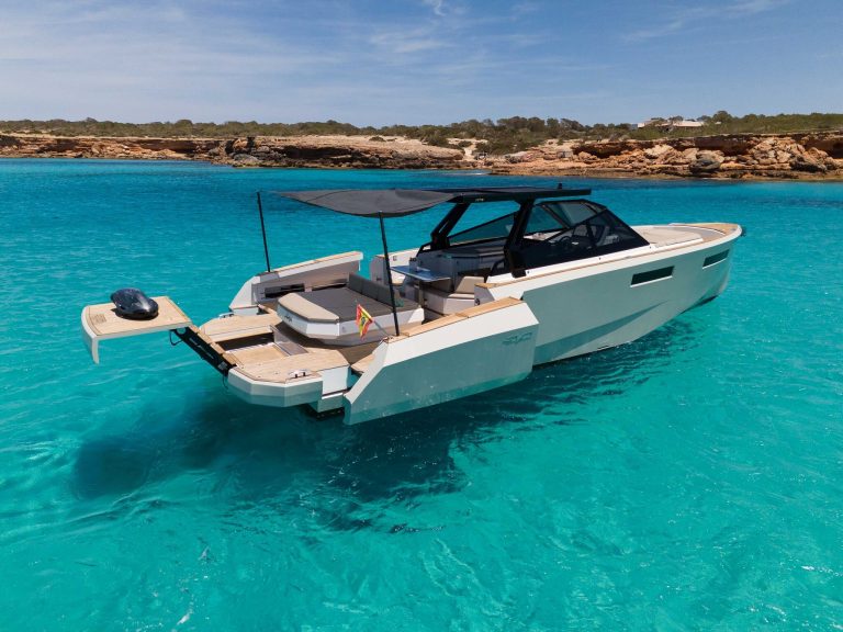 Starboard view of Evo R4 Aurora - Yacht in Ibiza