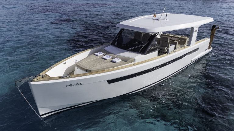 Bow sundeck of Fjord 40 Cajú - Yacht in Ibiza