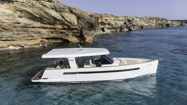 Starboard view of Fjord 40 Cajú - Yacht in Ibiza