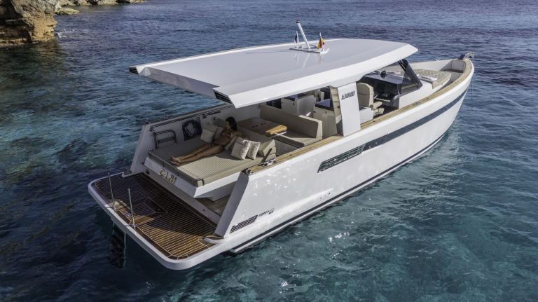 Stern of Fjord 40 Cajú - Yacht in Ibiza