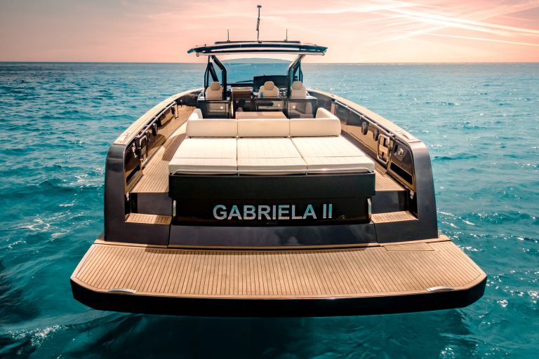 Stern of Pardo 50 Gabriela II - Yacht in Ibiza