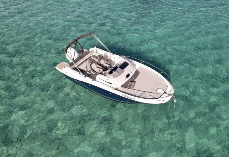 Bow of Jeanneau Cap Camarat 6,5 Bela - Motorboat in Ibiza