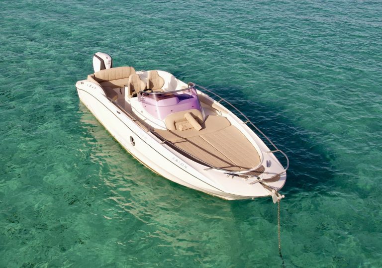 Bow of Sessa Marine Key Largo 27 Al mar - Motorboat in Ibiza