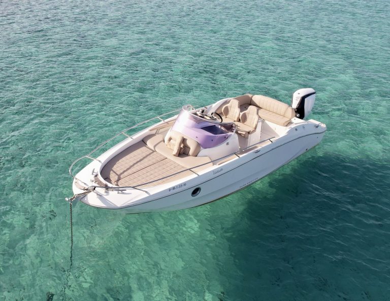 Bow sundeck of Sessa Marine Key Largo 27 Al mar - Motorboat in Ibiza