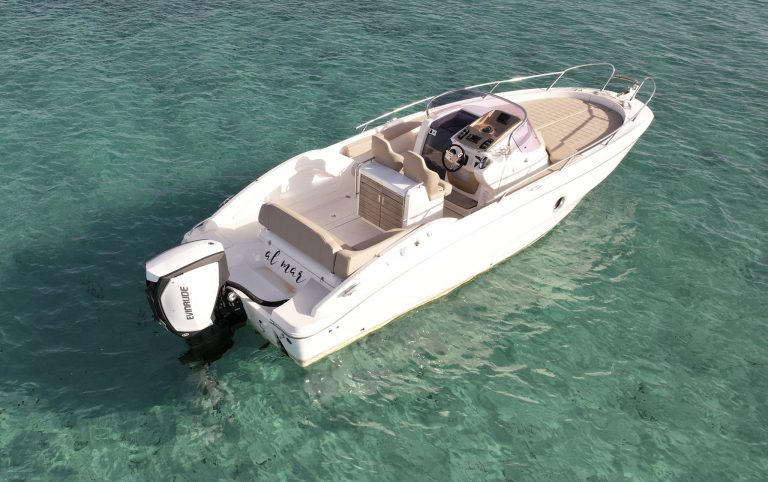 Stern of Sessa Marine Key Largo 27 Al mar - Motorboat in Ibiza