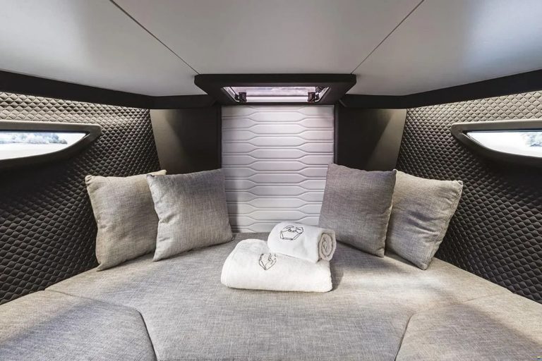 Cabin of Cranchi E26 Fun der Hagen - Motorboat in Ibiza