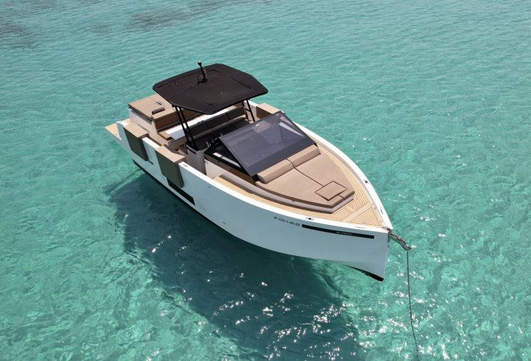 Bow sundeck of De Antonio D34 Delito - Yacht in Ibiza