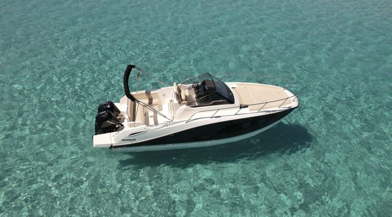 Starboard view of Quicksilver Activ 875 Sundeck Luz - Motorboat in Ibiza