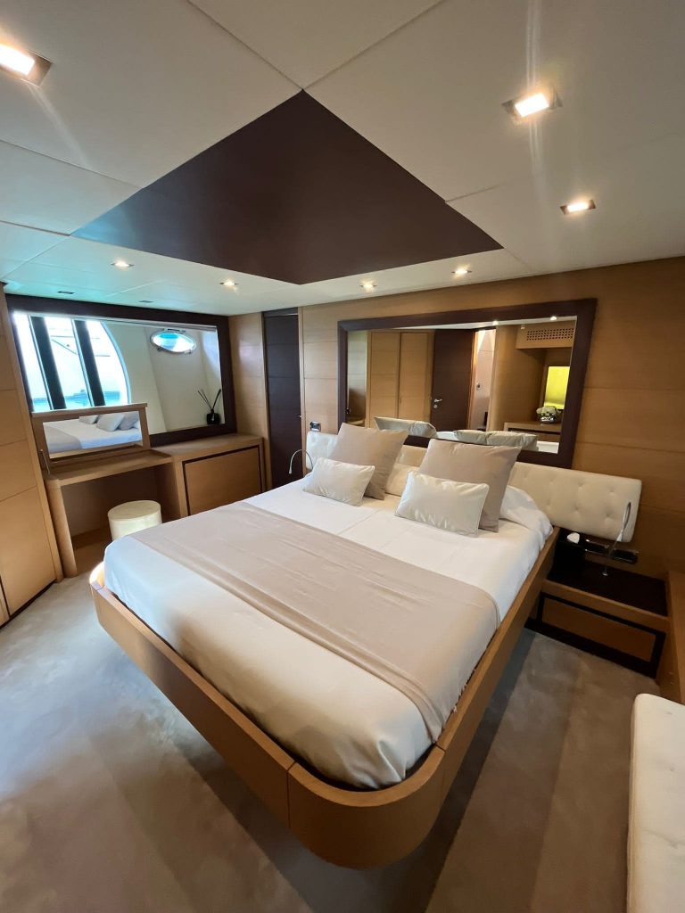 Cabin 2 of Pershing 72 Legendary - Yacht in Ibiza