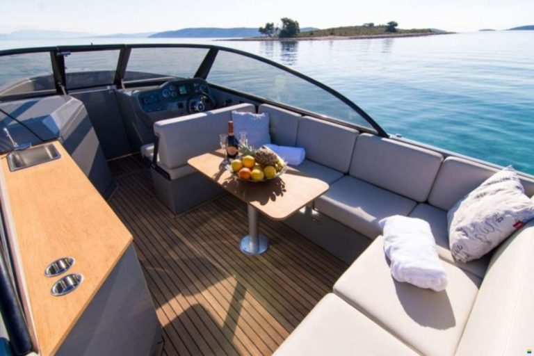 Stern table of Rand 27 Supreme Just flow - Motorboat in Ibiza