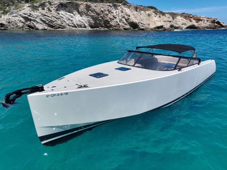 Bow of Van Dutch 40 Get Shorty - Yacht in Ibiza
