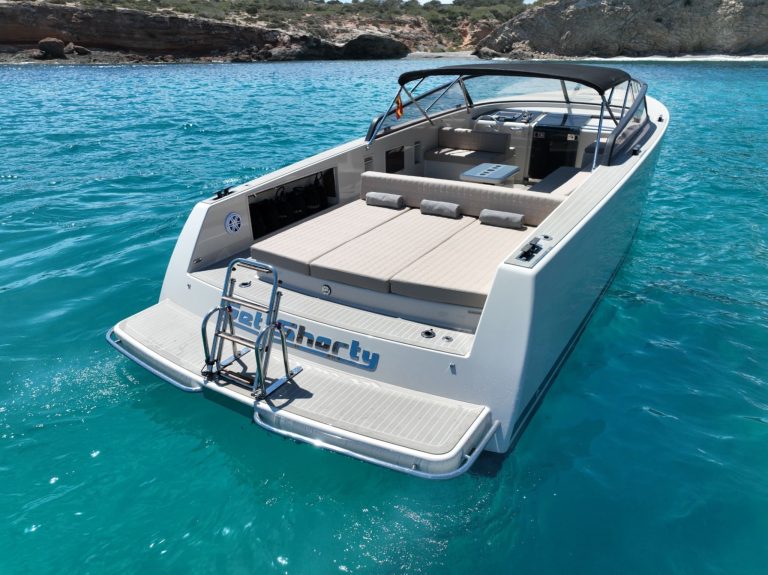 Stern of Van Dutch 40 Get Shorty - Yacht in Ibiza