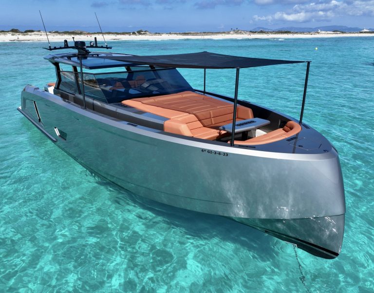 Bow sundeck of Vanquish VQ58 Mi Paraíso - Yacht in Ibiza