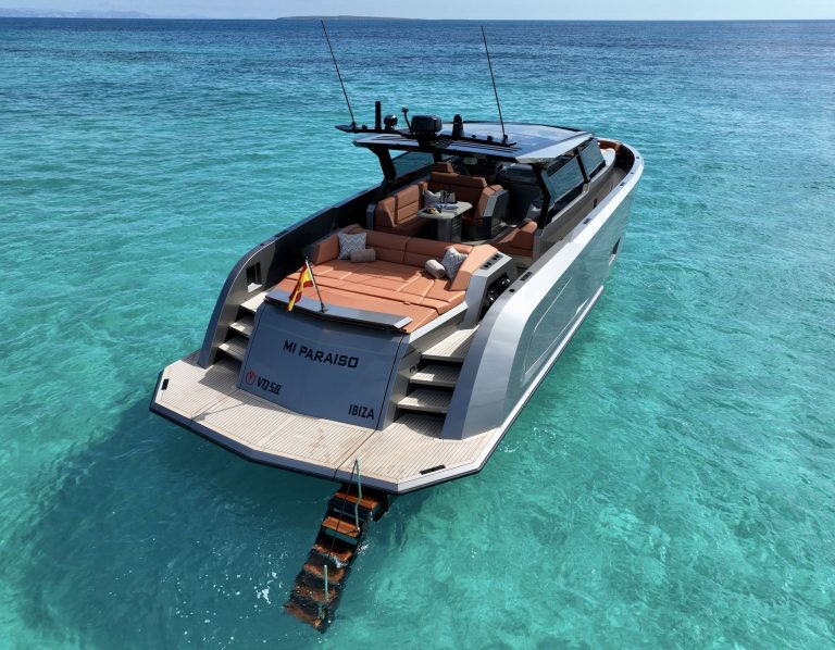 Stern of Vanquish VQ58 Mi Paraíso - Yacht in Ibiza