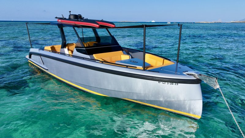Bow of Vanquish VQ40 No tomorrow - Yacht in Ibiza