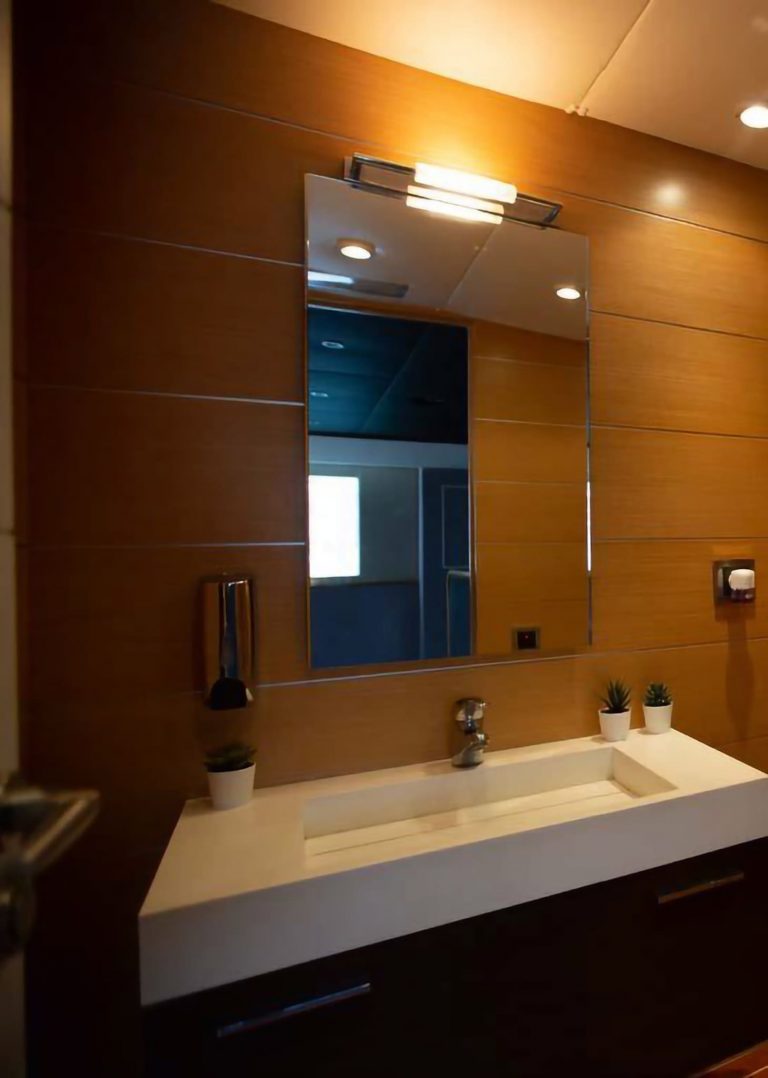 Bathroom of Explorer 92 Boramar - Event boat in Ibiza