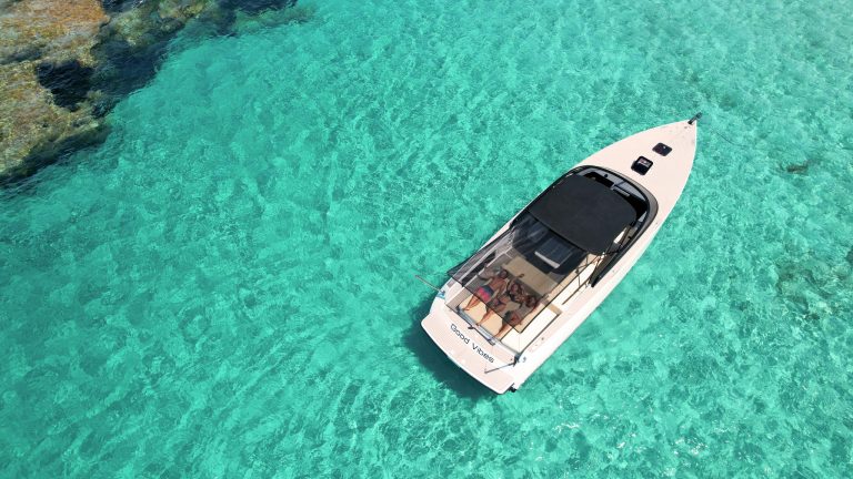 Stern of Van Dutch 40 Good vibes - Yacht in Ibiza