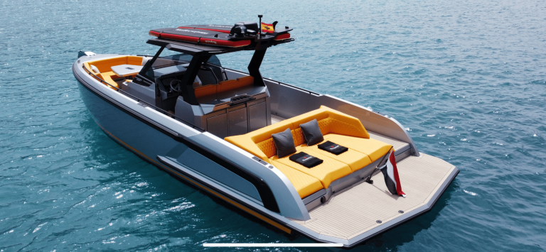 Stern of Vanquish VQ40 No tomorrow - Yacht in Ibiza