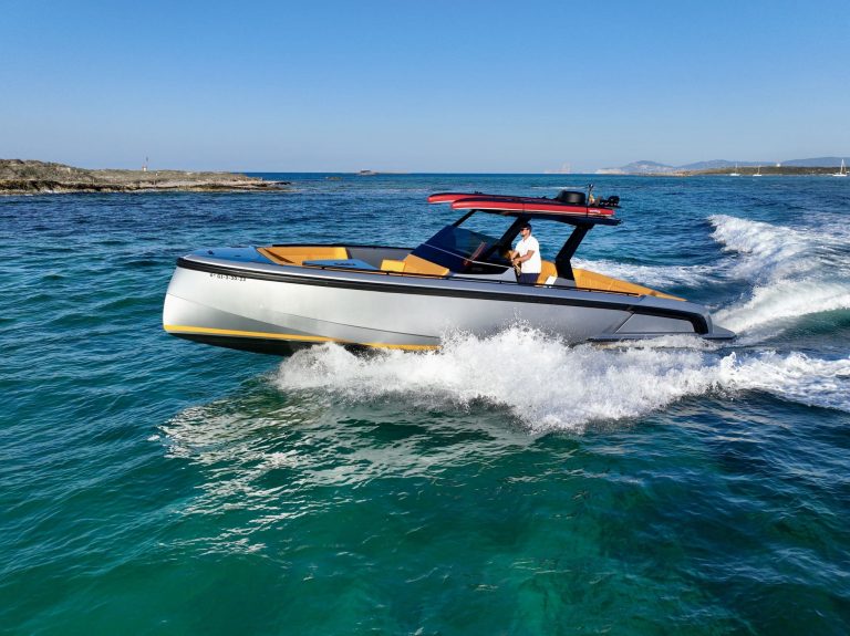 Sailing 2 of Vanquish VQ40 No tomorrow - Yacht in Ibiza