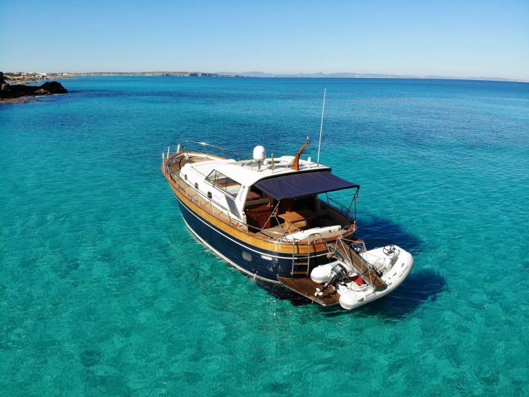 Stern of Apreamare 45 Scamp - Yacht in San Antonio