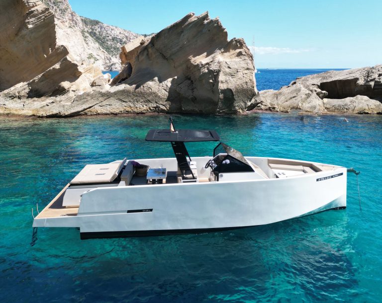 Starboard view of De Antonio D34 Gogga - Yacht in Ibiza