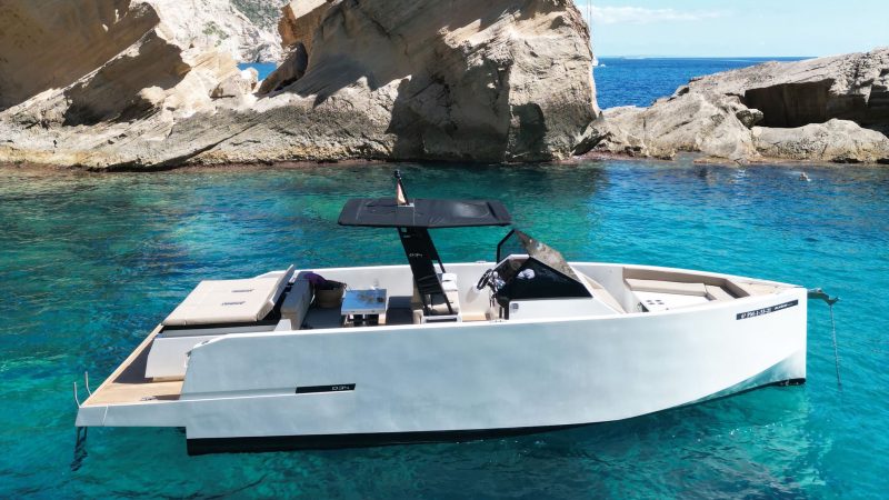 Starboard view of De Antonio D34 Gogga - Yacht in Ibiza