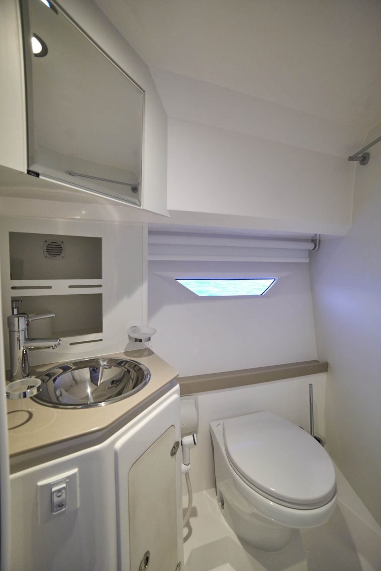 Bathroom of Oryx 38 Santa Cruz - Motorboat in Ibiza