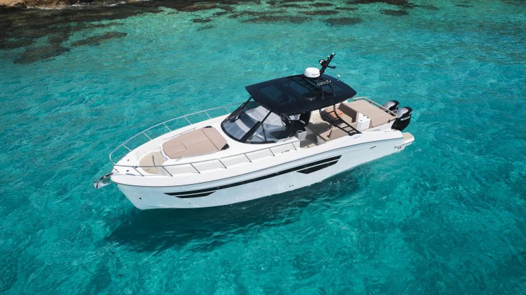 Bow sundeck of Oryx 38 Santa Cruz - Motorboat in Ibiza