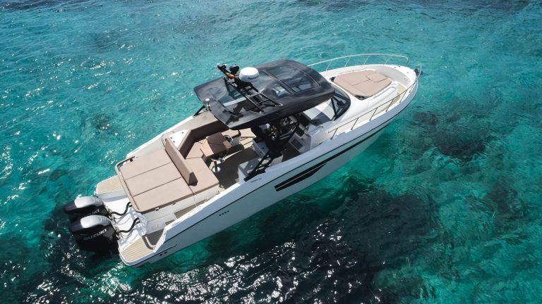Sundeck of Oryx 38 Santa Cruz - Motorboat in Ibiza