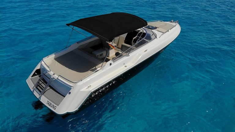 Sundeck of Sunseeker Mohawk 29 Tabung - Motorboat in Ibiza