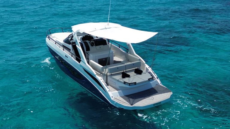 Stern of Fim 340 Regina Pura vida - Yacht in Ibiza