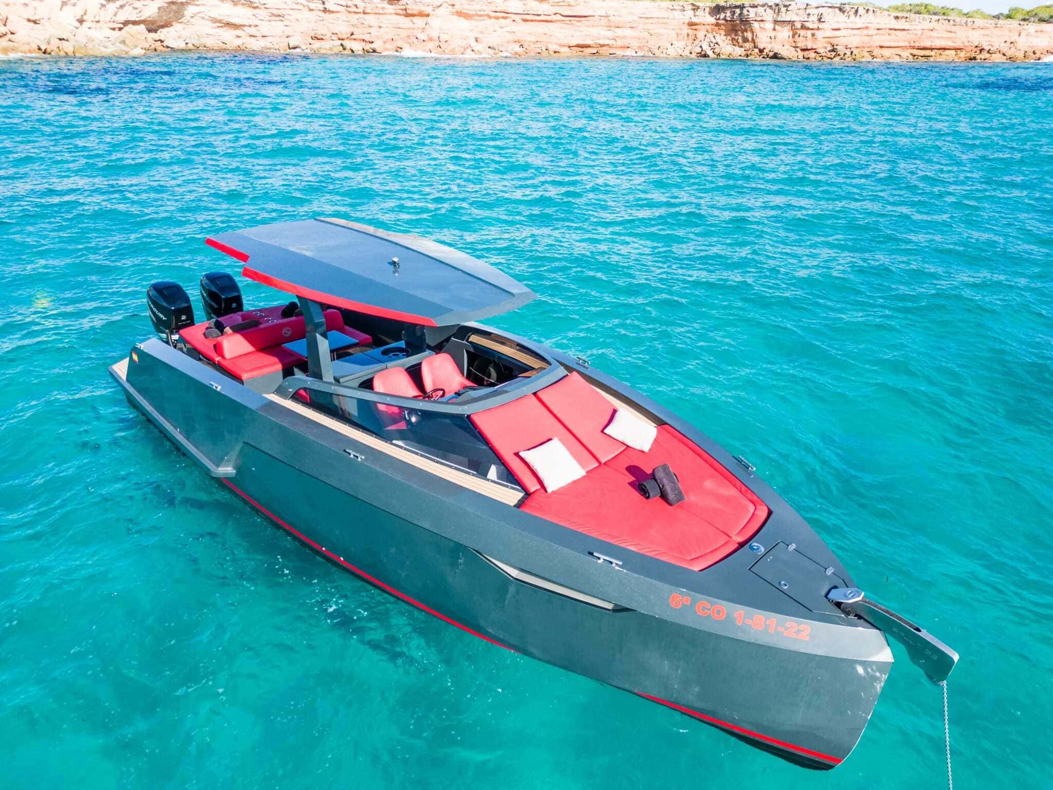 Bow sundeck of Salut 38 Lone wolf - Yacht in Ibiza