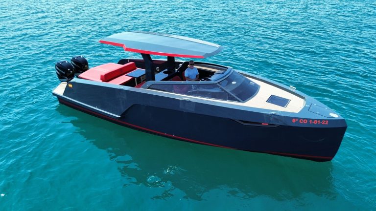 Starboard view of Salut 38 Lone wolf - Yacht in Ibiza