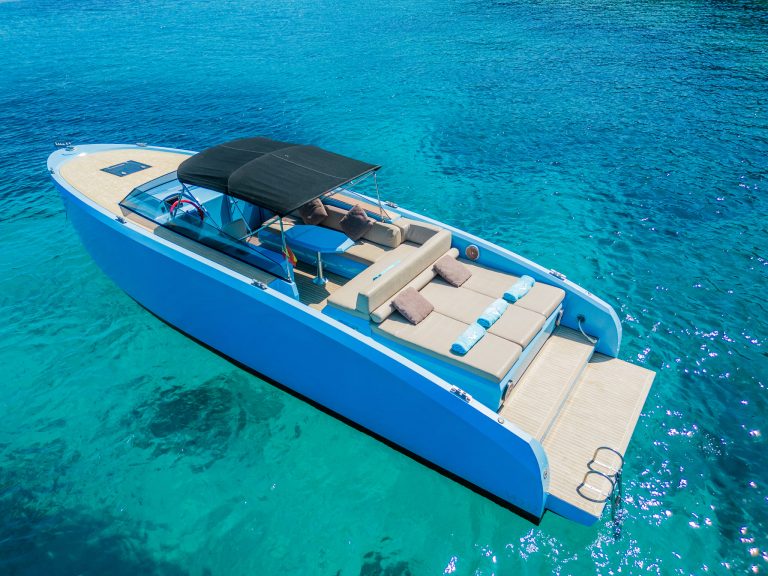 Port view of Vanquish VQ32 Maliblue - Yacht in Ibiza